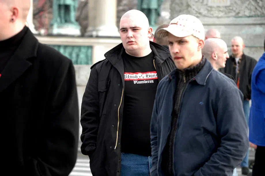 Dieses enge Netzwerk niederländischer, belgischer und deutscher Neonazis blieb allerdings nicht auf sich beschränkt. Angehörige der einzelnen Zellen reisten in der Vergangenheit immer wieder zu einschlägigen Veranstaltungen ins europäische Umland oder die USA. Dieses Bild entstand beispielsweise im Jahr 2007 während des sogenannten "Day of Honour" ("Tag der Ehre") in der ungarischen Hauptstadt Budapest.