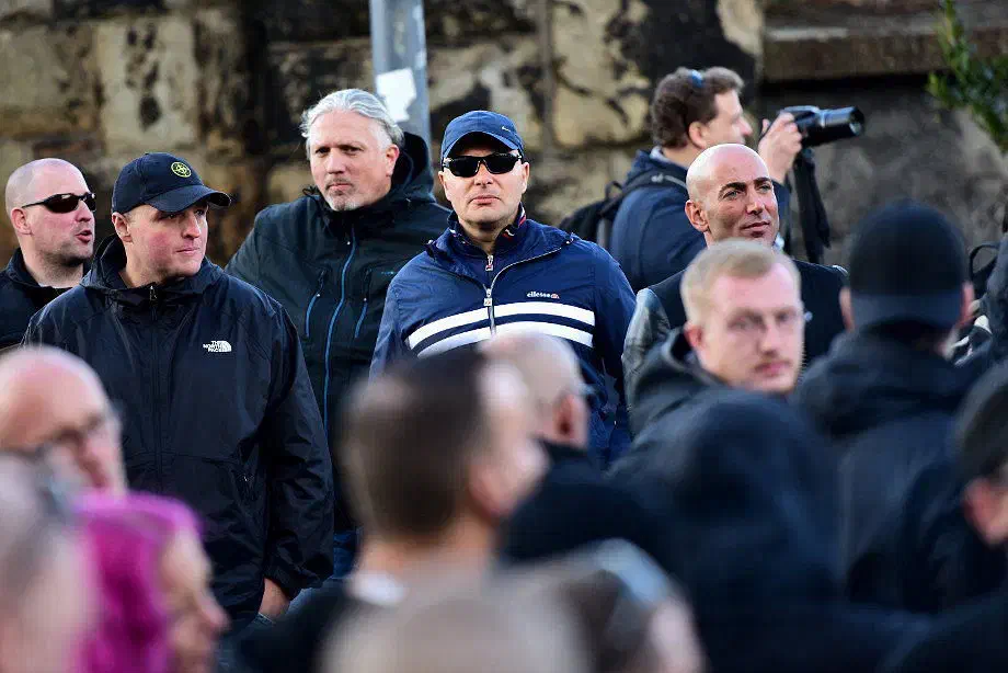 Die Anwesenheit von William Browning und führenden Vertreter*innen der international verzahnten Terrororganisation von Combat 18 auf zwei Neonazidemonstrationen im Jahr 2016 in Dortmund wirft indes Fragen auf: Was waren die Gründe für die Anwesenheit hochrangiger Kader und Führungspersonen bei den beiden zurückliegenden Aufmärschen? Ein zufälliges Zusammenkommen dürfte ausgeschlossen sein. Britische, dänische, niederländische und deutsche Combat 18-Aktivist*innen dürften die Zusammenkunft für strategische Absprachen genutzt haben.