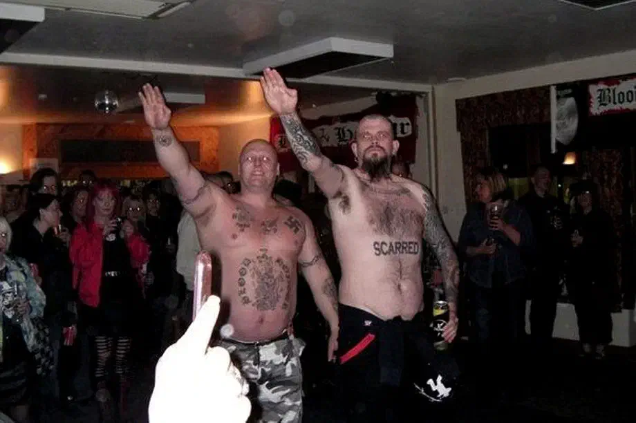 Bei einem der Fundamente der Terrororganisation handelt es sich um den internationalen Markt mit neonazistischer Musik. Die Finanzierung terroristischer Netzwerke leistet die szeneintern auch als "Moneymachine" bezeichnete Organisation von Blood & Honour und Combat 18 primär über den Vertrieb von einschlägiger Musik, die Kontrolle über Labels und Versände sowie durch das organisieren von Konzertveranstaltungen: ein lukratives Geschäft.
