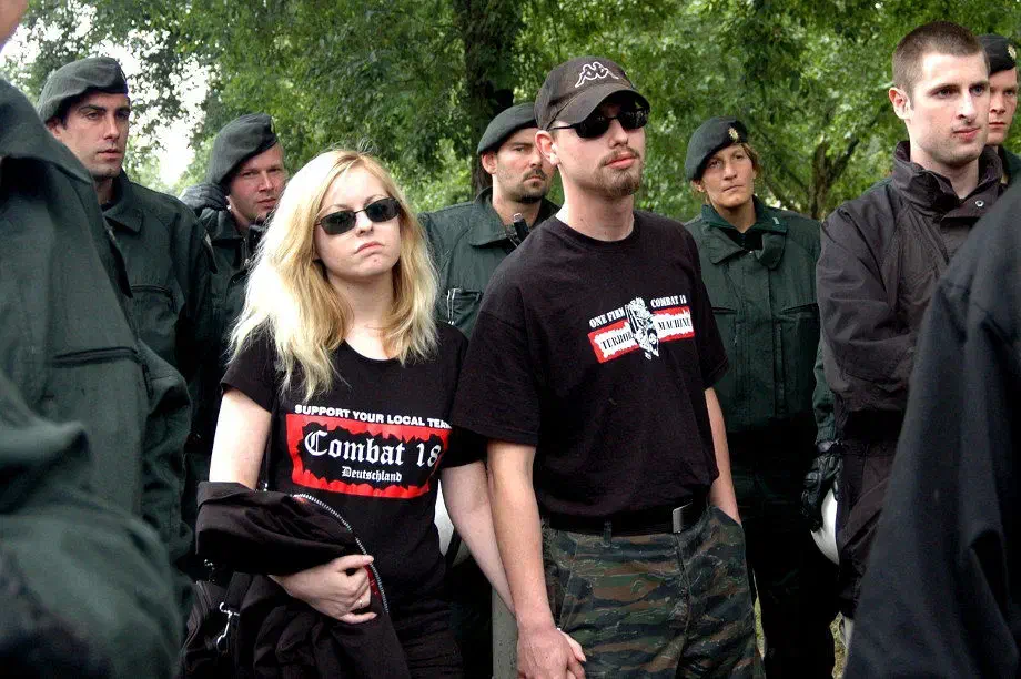 Wofür die finanziellen Mittel eingesetzt werden sollen, daraus macht Combat 18, wie zahlreiche Videobotschaften belegen, kein Geheimnis. Generierte Gelder dienen der Finanzierung terroristischer und gewalttätiger Bestrebungen. (Bild: Neonazidemonstration Dortmund 2007, im selber Jahr überfiel der Combat 18 Aktivist Robin Schmiemann in Dortmund einen Supermarkt bei dem dieser einen Menschen niederschoss.)