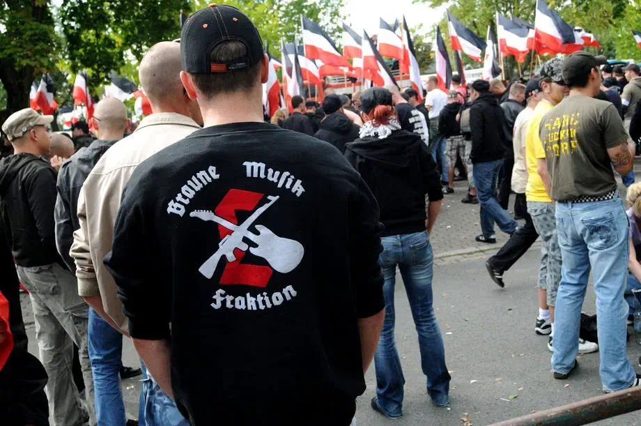 Das sich die Strukturen dabei von staatlichen Repressionen abschrecken lassen scheint zweifelhaft. Die Szene gibt sich selbstbewußt. Auch nach dem Verbot der "Blood & Honour Division Deutschland" versuchten Neonazis die Strukturen des Netzwerkes in Deutschland aufrecht zu erhalten und staatliche Verbote zu unterlaufen. Rechtsrockbands aus der Bundesrepublik sind bis heute ein fester Bestandteil des internationalen B&H Netzwerkes und treten dort regelmäßig bei Konzertveranstaltungen in Erscheinung. 