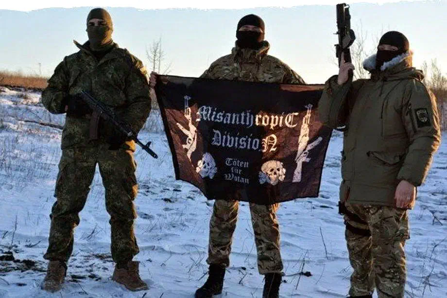 Die "Misanthropic Division", welche durch Combat 18 und Blood & Honour Unterstützung findet und änlich wie Combat 18 eine faschistisch-rassistische Umwälzung der politischen Ordnung in Europa anstrebt, wirbt innerhalb der internationalen Neonaziszene für eine Teilnahme am Krieg in der Ukraine. Freiwilligen-Verbände können hier Erfahrung für kommende Auseinandersetzungen sammeln. Nach Eigenangaben der "Misantropic Division" sind bisher über hundert Neonazis, aus mehreren europäischen Ländern diesem Aufruf gefolgt... Etliche dürften in den nächsten Jahren, ganz im Sinne von Combat 18, in ihre Ursprungsländer zurückkehren und das dort Erlernte umsetzen... 