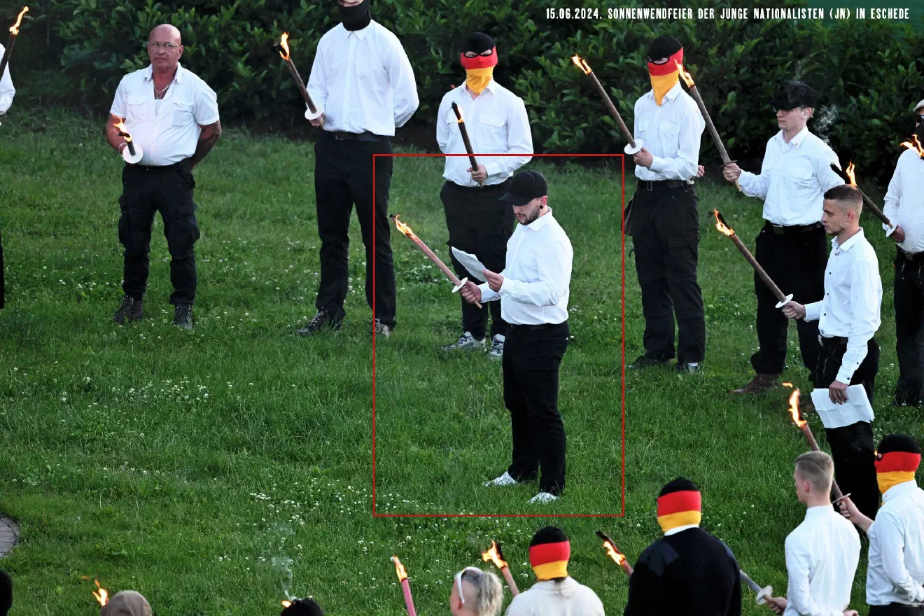 Rapp hielt in dieser Funktion bei einer neonazistischen Sonnenwendfeier in Eschede im Juni 2024 auch die Zeremonie ab, bei der eine sog. "Lebensrune" (Algiz-Rune) aus Holzbalken verbrannt wurde. An dieser Veranstaltung nahmen auch kleine Kinder teil.